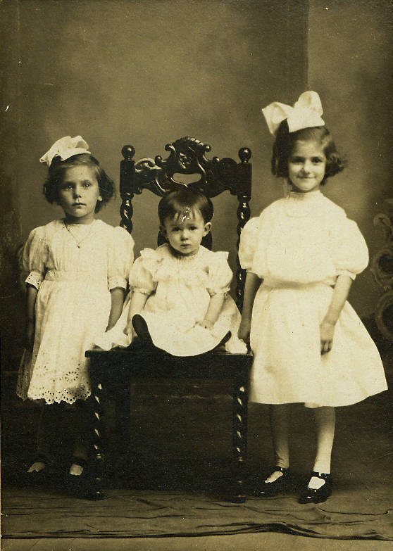 A picture of Caroline Frei with her sisters